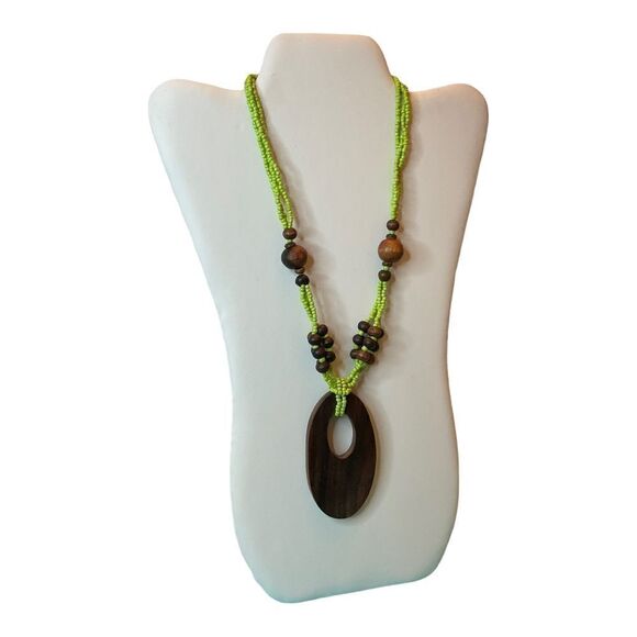 WOODEN NECKLACE WITH GREEN SEED BEADS - Picture 2 of 3